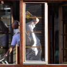 Un hombre arregla el alfeizar de una ventana en Valladolid este martes. NACHO GALLEGO