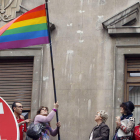 Jana Quitanilla iza la bandera multicolor en la sede los sindicatos