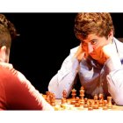 Jaime Santos se muestra muy atento a su rival Parham Maghsoodloo en un lance de la segunda semifinal del Magistral. MARCIANO PÉREZ
