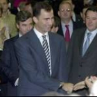 El Príncipe de Asturias, junto a Ángel Acebes y José María Michavila saluda a los asistentes al acto