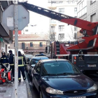 Los bomberos durante su trabajo en un incendio en la calle Leopoldo Alas.