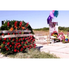 Ofrenda floral dejada a nombre de el 'chapo' Guzmán en la tumba de un narcotraficante amigo.