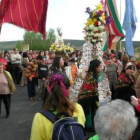 Las mozas portan el ramo de rosquillas, ante la Virgen del Rosario