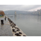Un hombre contempla los zapatos más emotivos en Budapest, a orillas del Danubio, obra de Gyula Pauer y Can Togay, homenaje a las víctimas del holocausto.