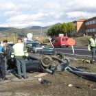 Tres agentes de la Guardia Civil y otro de la Policía Local observan el estado en el que quedó el Hyundai Accent