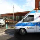 El nuevo ala de Urgencias del hospital -”al fondo-” ayer a la salida de una ambulancia del 112 del s