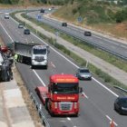 El camión volcó en la cuneta y obligó a cortar un carril de la A-6 en el Monterenas.