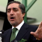 Abdulá Abdulá habla con los medios durante una conferencia de prensa en Kabul.