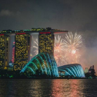 El cielo y la bahía de Singapur durante la celebración de la independencia este domingo.