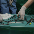 Equipo quirúrgico en una sala de operaciones en el un hospital público de la provincia.