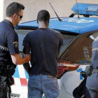 Agentes de la Brigada Especial, en el momento de la detención del sospechoso. MARCIANO
