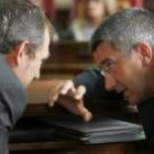 Vicente Canuria y Francisco Fernández intercambian impresiones durante el pleno municipal de ayer