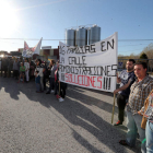Trabajadores y sus familias se concentraron ayer a las puertas de la embotelladora. ANA F. BARREDO