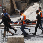 Un equipo médico rescata a un herido en las revueltas de Jerusalén. ATEF SAFADI