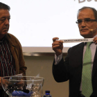 El presidente de la Federación de Castilla y León, Marcelino Maté, en el momento de mostrar el rival de la Cultural, el Mancha Real.