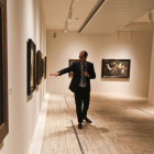 El gestor de la colección Abanca, Diego Cascón, en la gran exposición del año que abre mañana sus puertas en Pallarés. SARA CAMPOS