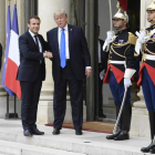 Macron y Trump estrechan sus manos a las puertas del palacio de El Elíseo. JULIEN DE ROSA
