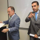 El director de Teleperformance España, Carlos Marina, junto al nuevo responsable del centro de Ponferrada, Zouhair Afilal.