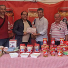 Un momento de la entrega del premio por parte del alcalde, Javier Carrera. DL