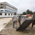 Varios hombres trabajan en levantar una unidad para el tratamiento del ébola, en Monrovia.