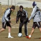 EL técnico madridista, Luxemburgo, en un momento del entrenamiento de ayer, con  Ronaldo y Beckham