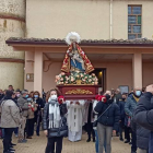 Imagen de la Virgen, ayer, a la salida de la iglesia de La Milla del Páramo en el inicio de la procesión. DL