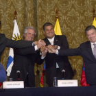 De izquierda a derecha, Nicolás Maduro, Tabare Vázquez, Rafael Correa y Juan Manuel Santos, el lunes en Quito.