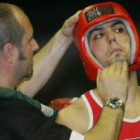 Jonatan Rodríguez, único participante leonés, con su preparador Alfredo Arrojo.