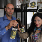 Fermín Benavides y Ruth Pérez con su cerveza artesanal.