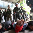 Manifestantes antigubernamentales capturados por soldados tailandeses.