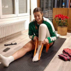 María Gascón realiza los ejercicios para recuperarse de la lesión que padece en su domicilio de Sabadell. DL