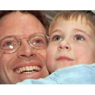 Una imagen de archivo del periodista, abrazando a su sobrino