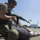 Guardas fronterizos ucranianos arrestan a un intruso durante un simulacro en el área de Donestk.