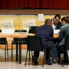 Inmigrantes reciben información de ofertas de empleo.