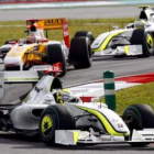 Jenson Button, de Brawn GP, seguido por el español Fernando Alonso