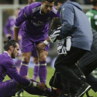Bale es atendido tras sufrir la lesión en su tobillo derecho en el José Alvalade.