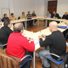 La imagen muestra una de las reuniones negociadoras del convenio de la pizarra entre empresarios y sindicalistas.