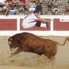 Los recortadores se arriesgaron con saltos a pies juntos como el de la imagen.