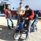 La batería es de litio y se carga igual que un móvil.