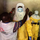 Sanitarios de la República Democrática del Congo (RDC) preparándose para vacunar contra el ébola en las zonas rurales afectadas del noroeste del país