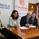 Responsables de Reale y de Cáritas renuevan el acuerdo de colaboración. A. VALENCIA