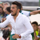 Rubén de la Barrera corrige a sus jugadores durante el partido frente al Coruxo. SUSO CARLEOS