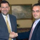 Mariano Rajoy junto con el consejero de interior vasco, Javier Balza en una foto de archivo