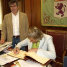 Jesús Calleja firma en el libro de honor, junto al alcalde de León