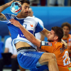 Ivan Mosic intenta parar a Racorea durante el partido de Champions ante el Wisla. PIOTR AUGUSTYNIAK