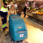 Franco, probando ayer la nueva máquina en el mercado. MARCIANO