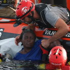 Rescate de una migrante camerunesa por parte de cooperantes de Proactiva el pasado 17 de julio, tras naufragar una patera procedente de Libia.