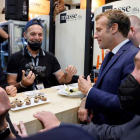 El presidente francés, Enmanuelle Macron, en una degustación con canapés de ‘foie gras’ en Lyon. LUDOVIC MARIN