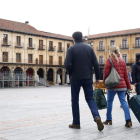 Turistas por la Plaza Mayor de León en una imagen de archivo. FERNANDO OTERO