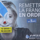 Un cartel electoral de Marine Le Pen en Marsella en el que alguién ha añadido un adhesivo en el que se lee "cretificado: pronuclear".